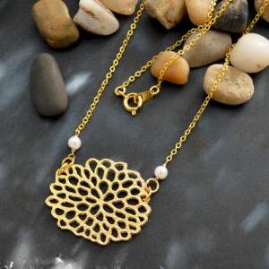 Hydrangea flower necklace, Pearl ne..