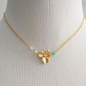 Flower pendant necklace, Gold plate..