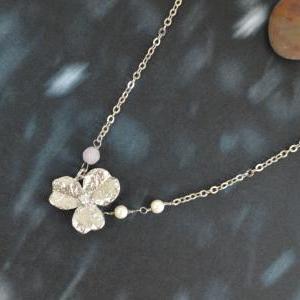 Flower pendant necklace, Gold plate..